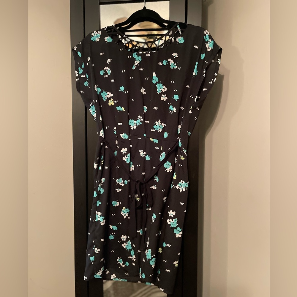 Lightweight, Floral, it pairs nice with a blazer its great to showcase the legs